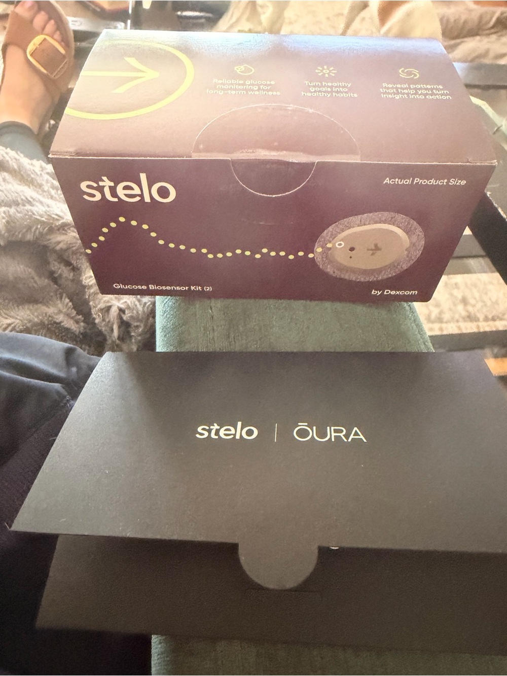 Oura stelo Black Box with Gold Logo
